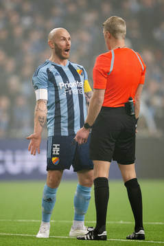Djurgårdens Magnus Eriksson reparerar på domslut