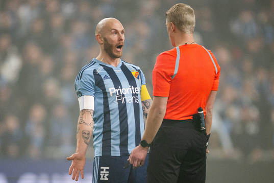 Djurgårdens Magnus Eriksson reparerar på domslut