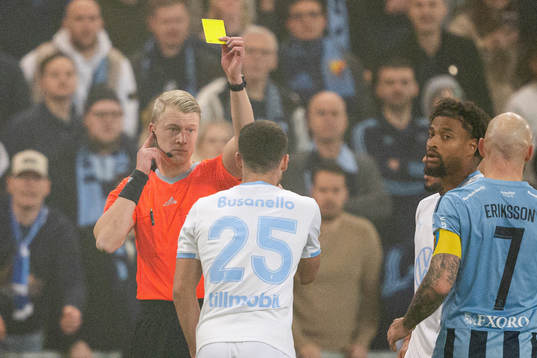 Malmö FFs Gabriel Busanello får en varning av Domare Adam