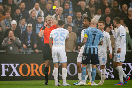 Malmö FFs Gabriel Busanello får en varning av Domare Adam