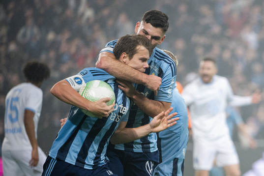 Djurgårdens Elias Andersson och Besard Sabovic jublar