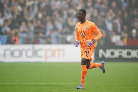 Malmö FFs målvakt Ismael Diawara byts in