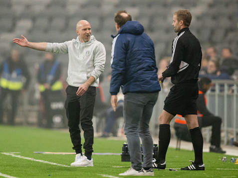 Malmö FFs tränare Henrik Rydström reagerar