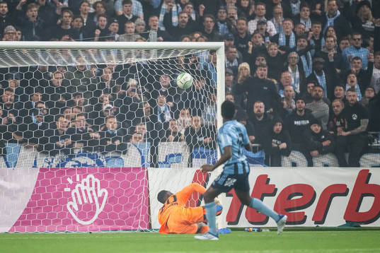 Malmö FFs målvakt Ismael Diawara släpper oin en