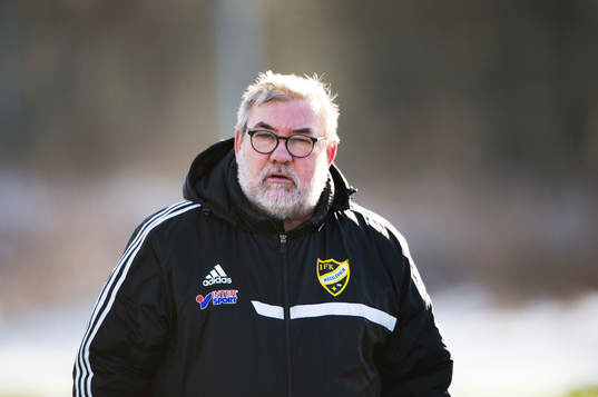 IFK Hässleholms tränare Patrik Lennartsson i matchen i DM
