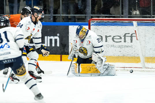 Nära mål bakom Visby Romas målvakt Filip Lindblad