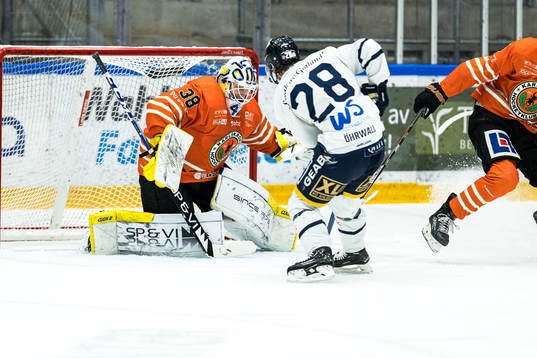 Visby Romas Emil Öhrwall med målchans på Karlskronas