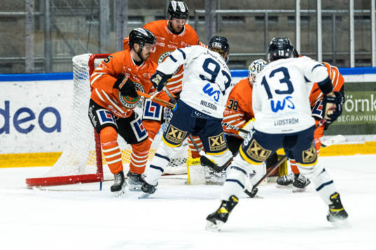Visby Romas Joakim Nilsson framför Karlskronas målvakt