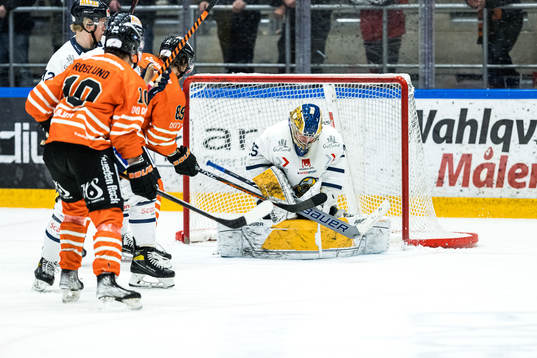 Visby Romas målvakt Filip Lindblad räddar