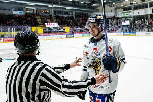Visby Romas Elias Lindström i diskussion med domaren