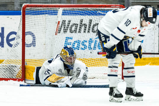 Visby Romas målvakt Filip Lindblad och Justus Mikkonen