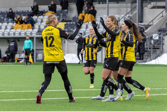 Häckens Anna Anvegård och Stine Larsen jublar