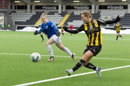 Häckens Anna Anvegård och Vittsjös målvakt Elin Vaughan