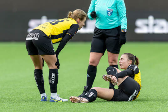 Häckens Alexandra Hellekant fick en smäll på foten
