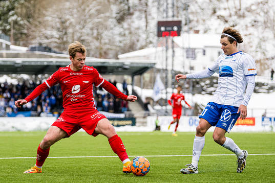 Aune Heggebø of Brann and Julius Eskesen of Haugesund