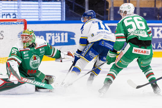 Leksands Martin Karlsson oroar framför Rögles målvakt