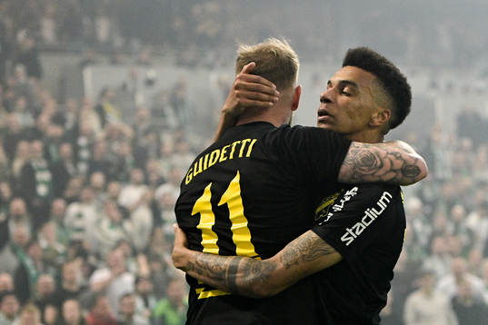 AIKs John Guidetti och Rui Modesto jublar
