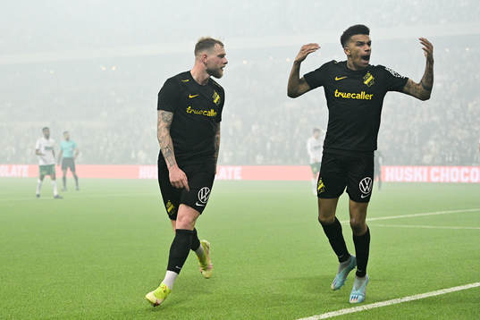 AIKs John Guidetti och Rui Modesto jublar