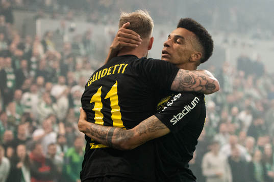 AIKs John Guidetti och Rui Modesto jublar
