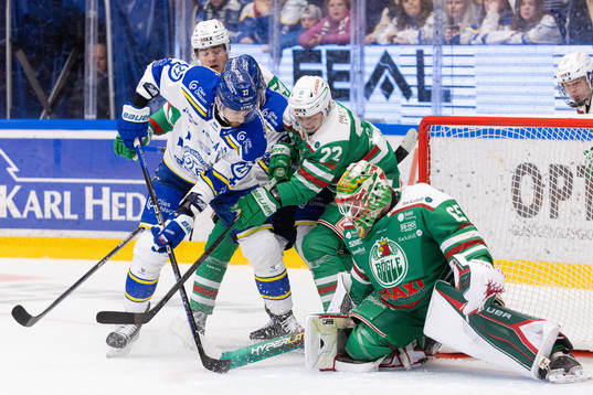 Leksands Marek Hrivik oroar framför Rögles Samuel Jonsson