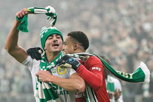 Hammarbys Jusef Erabi och målvakt Oliver Dovin jublar