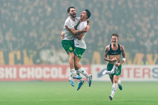 Hammarbys Nahir Besara och Jusef Erabi jublar