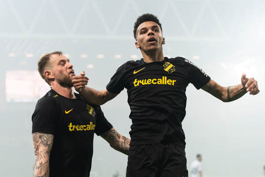 AIKs John Guidetti och Rui Modesto jublar