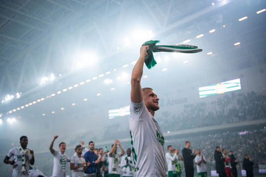 Hammarbys Simon Strand jublar