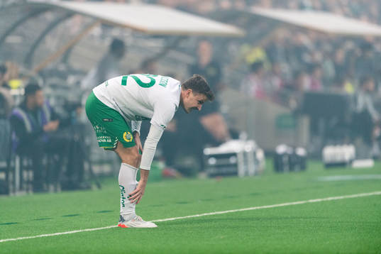 Hammarbys Joel Nilsson har ont