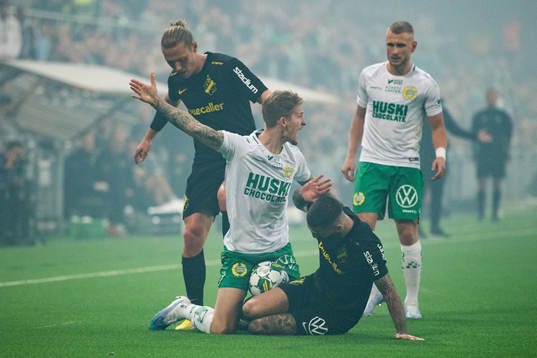 AIKs Viktor Fischer och Jimmy Durmaz mot Hammarbys Fredrik