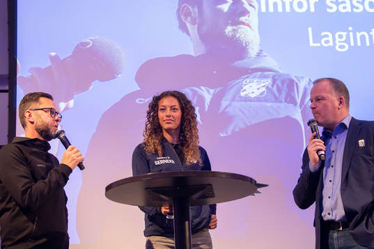 Huvudtränare A-lag Dam Peter Svanström, Malva Larsson och