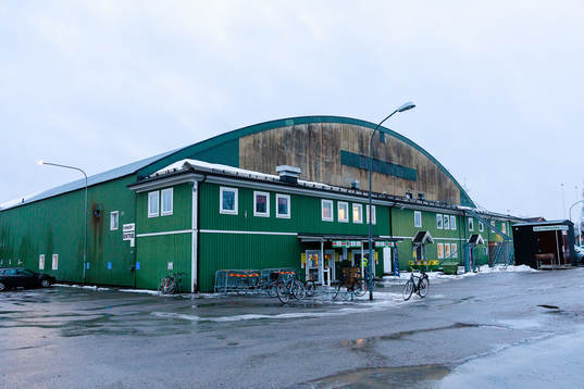 Exteriör vy av Dackehallen före ishockeymatchen i Play