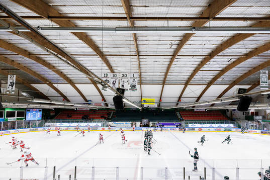 Lagen värmer upp före ishockeymatchen i Play Out mellan