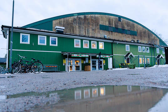 Exteriör vy av Dackehallen före ishockeymatchen i Play