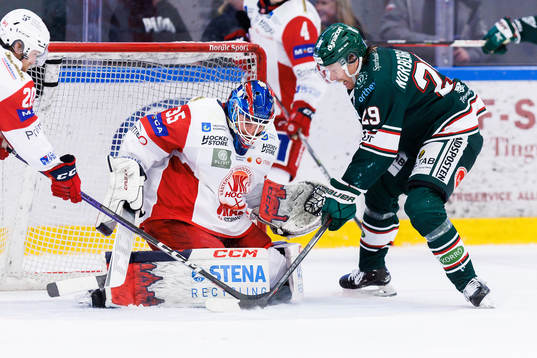 Västerviks målvakt Emil Kruse och Tingsryds Simon Norberg