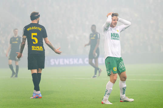 AIKs Alexander Milosevic och Hammarbys Joel Nilsson deppar