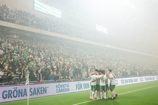 Hammarbys spelare jublar med Edvin Kurtulus