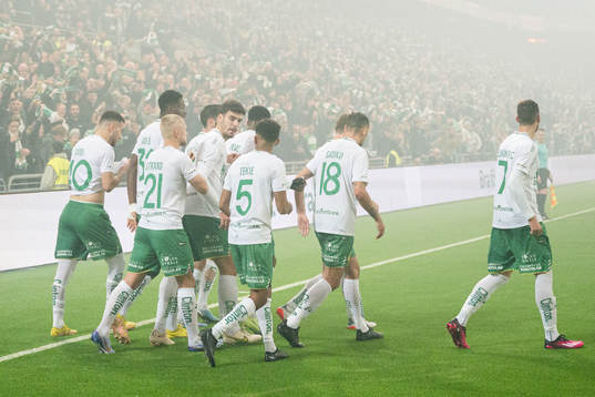 Hammarbys spelare jublar med Edvin Kurtulus