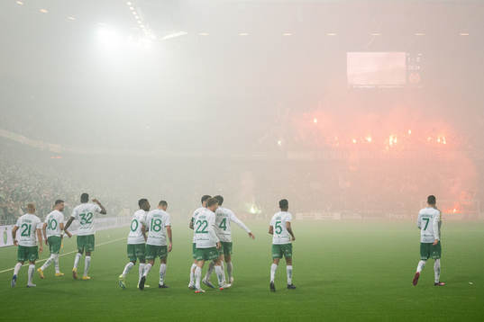 Hammarbys spelare jublar med Edvin Kurtulus