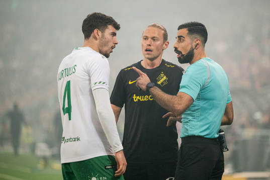 Hammarbys Edvin Kurtulus och AIKs Viktor Fischer i samtal