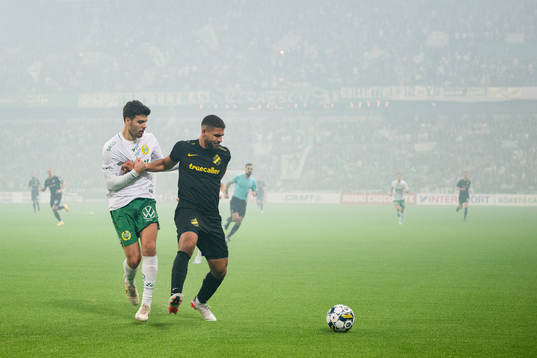 Hammarbys Edvin Kurtulus och AIKs Omar Faraj