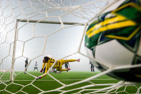 Hammarbys Edvin Kurtulus gör 1-0 på AIKs målvakt