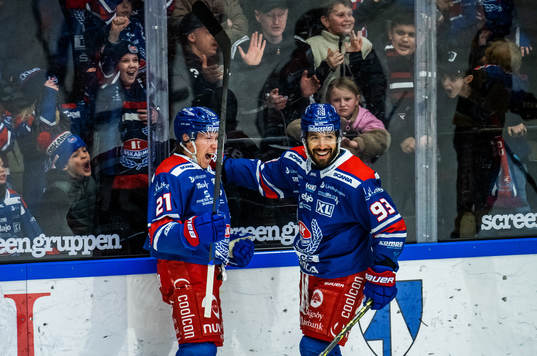 Oskarshamns Myles Powell jublar med Cameron Brace