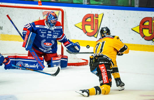Oskarshamns målvakt Tim Juel mot Luleås Linus Fröberg