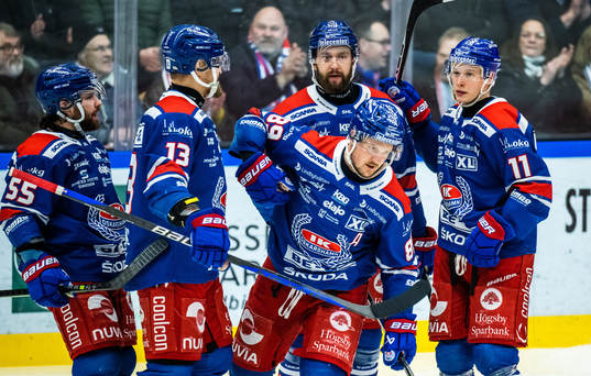Oskarshamns Patrik Karlkvist jublar med lagkamrater