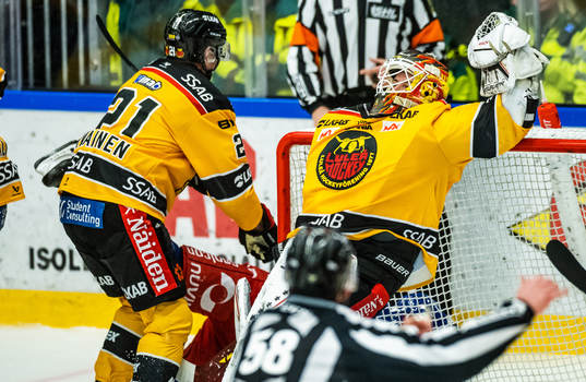 Luleås Juhani Tyrväinen och målvakt Joel Lassinantti mot