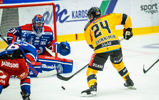 Oskarshamns målvakt Tim Juel mot Luleås Brendan Shinnimin