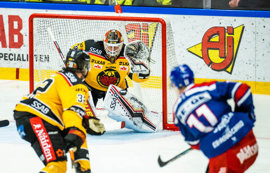 Luleås målvakt Joel Lassinantti mot Oskarshamns Antti