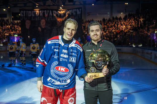 Oskarshamns Antti Suomela tar emot Guldhjälmen av CCMs