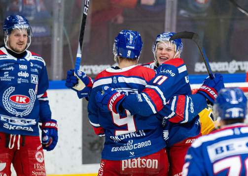 Oskarshamns Ahti Oksanen och Antti Suomela jublar